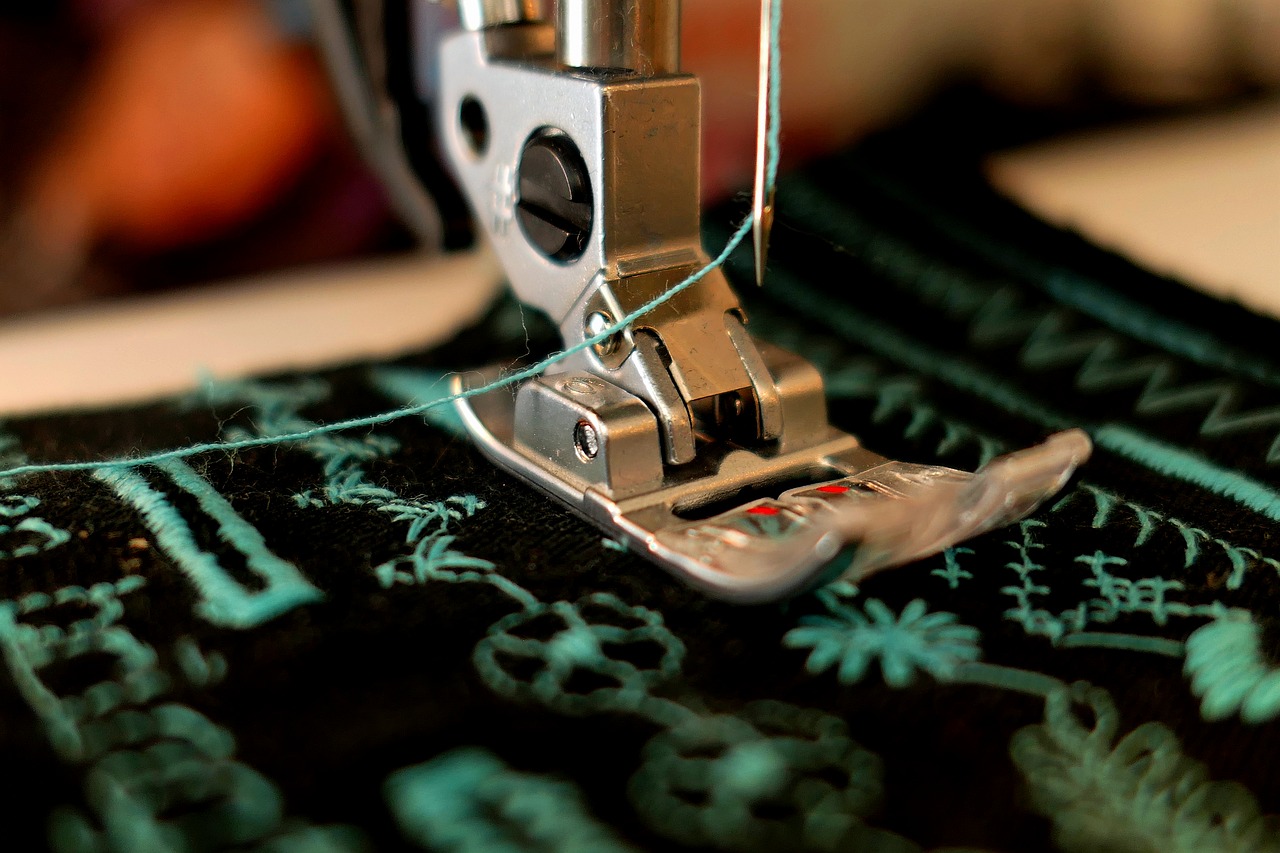 thread a needle on sewing machine